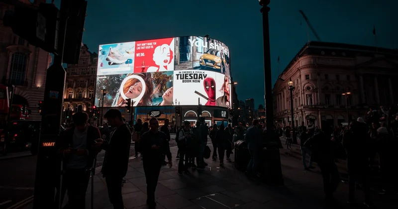 Enseigne lumineuse ou panneau plat : le vrai comparatif pour le climat de Nantes